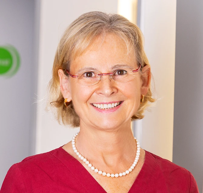 Kompetente Zahnärztin: Jahrelange Erfahrung und Erfolg in Erwachsenen- und Kinderzahnheilkunde